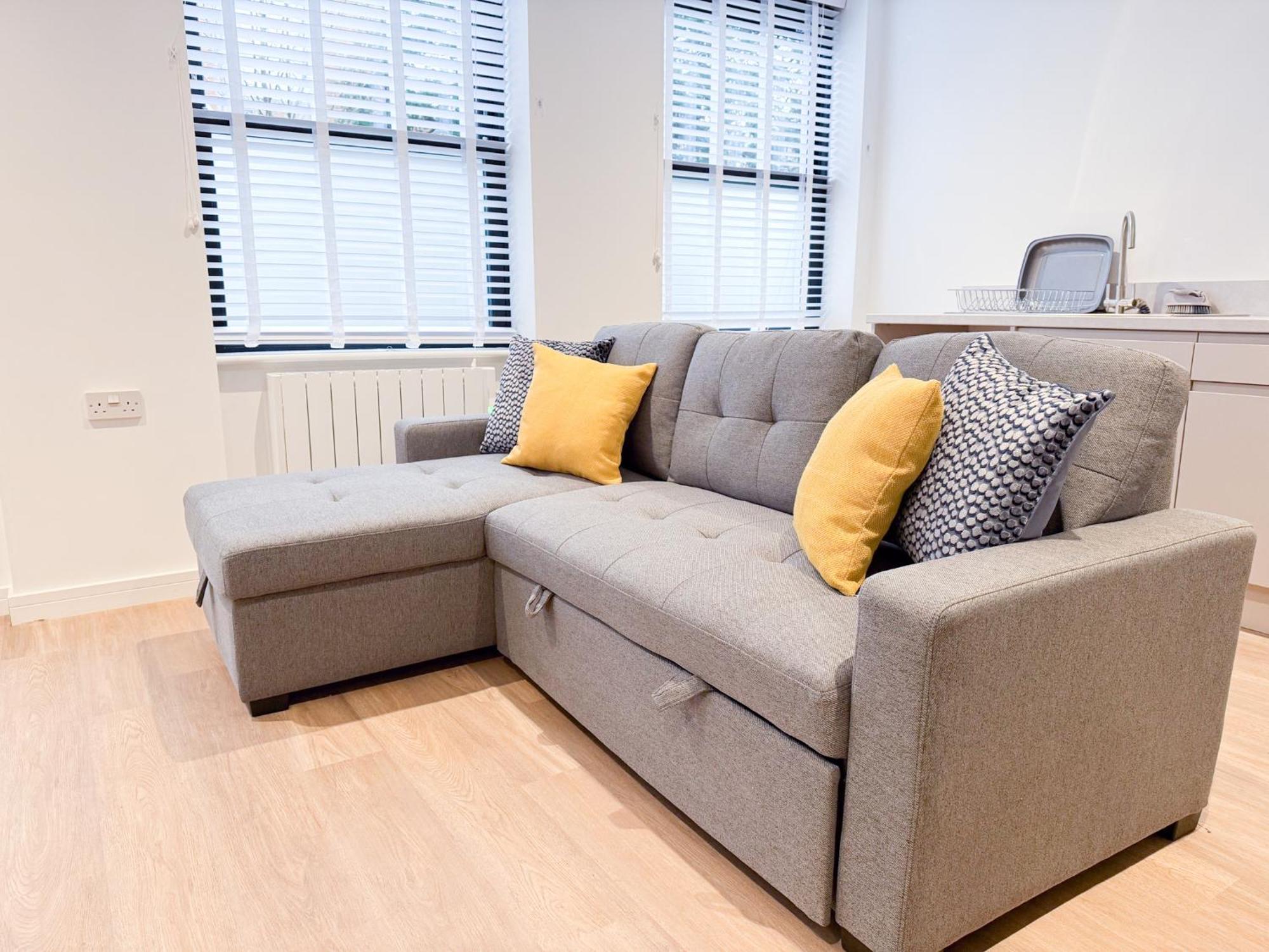 Spacious Modern 1 Bed Apartments In St Neots - Perfect For Contractors & Professionals - Free Parking - Wifi - Fully Equipped Kitchen - Smart Tv Ideal For Work Stays And Long Projects المظهر الخارجي الصورة