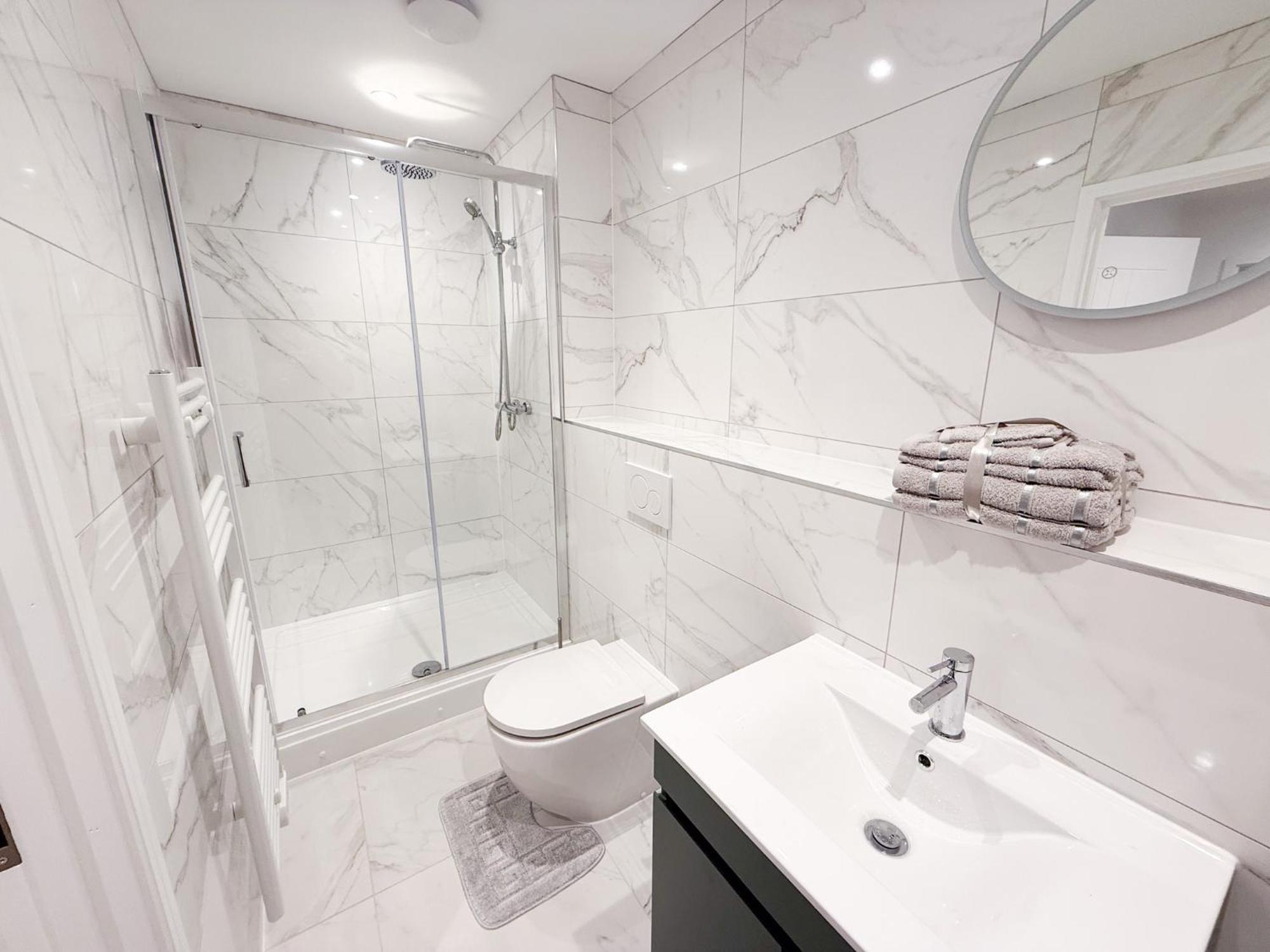 Spacious Modern 1 Bed Apartments In St Neots - Perfect For Contractors & Professionals - Free Parking - Wifi - Fully Equipped Kitchen - Smart Tv Ideal For Work Stays And Long Projects المظهر الخارجي الصورة