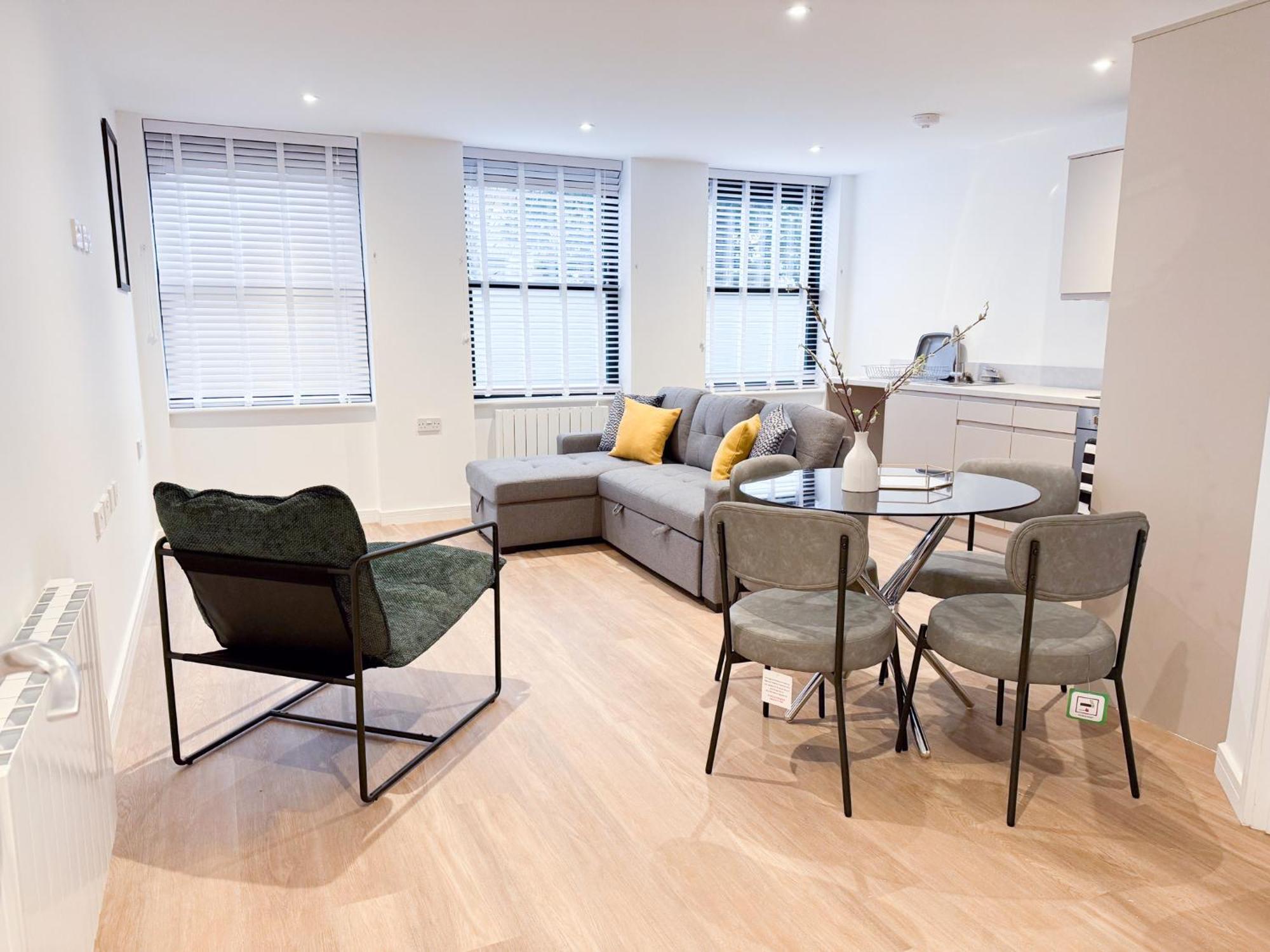 Spacious Modern 1 Bed Apartments In St Neots - Perfect For Contractors & Professionals - Free Parking - Wifi - Fully Equipped Kitchen - Smart Tv Ideal For Work Stays And Long Projects المظهر الخارجي الصورة