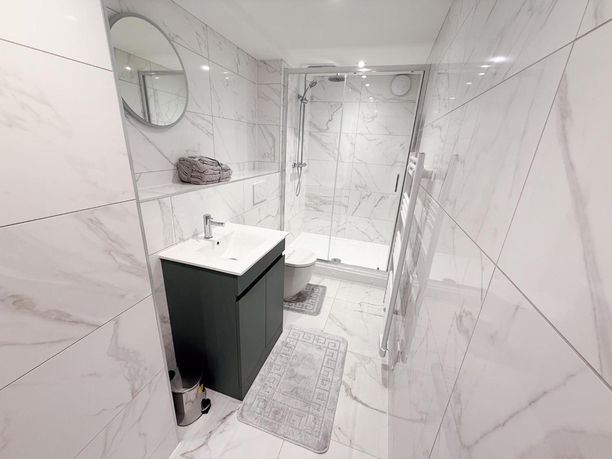 Spacious Modern 1 Bed Apartments In St Neots - Perfect For Contractors & Professionals - Free Parking - Wifi - Fully Equipped Kitchen - Smart Tv Ideal For Work Stays And Long Projects المظهر الخارجي الصورة