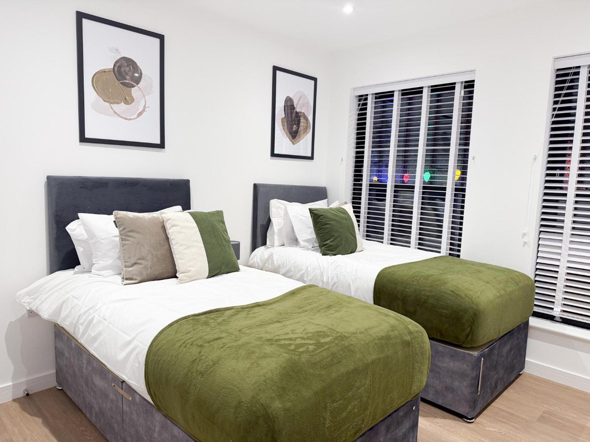 Spacious Modern 1 Bed Apartments In St Neots - Perfect For Contractors & Professionals - Free Parking - Wifi - Fully Equipped Kitchen - Smart Tv Ideal For Work Stays And Long Projects المظهر الخارجي الصورة