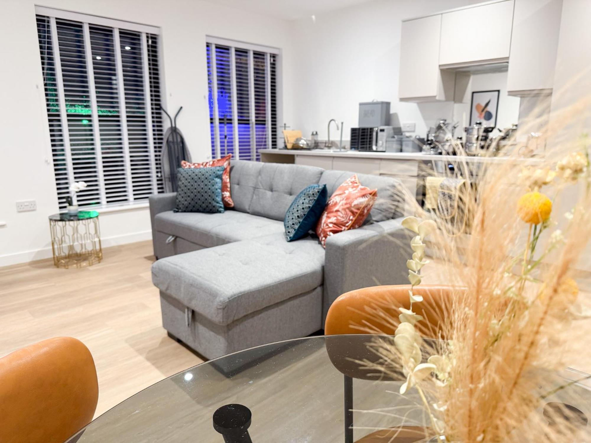 Spacious Modern 1 Bed Apartments In St Neots - Perfect For Contractors & Professionals - Free Parking - Wifi - Fully Equipped Kitchen - Smart Tv Ideal For Work Stays And Long Projects المظهر الخارجي الصورة