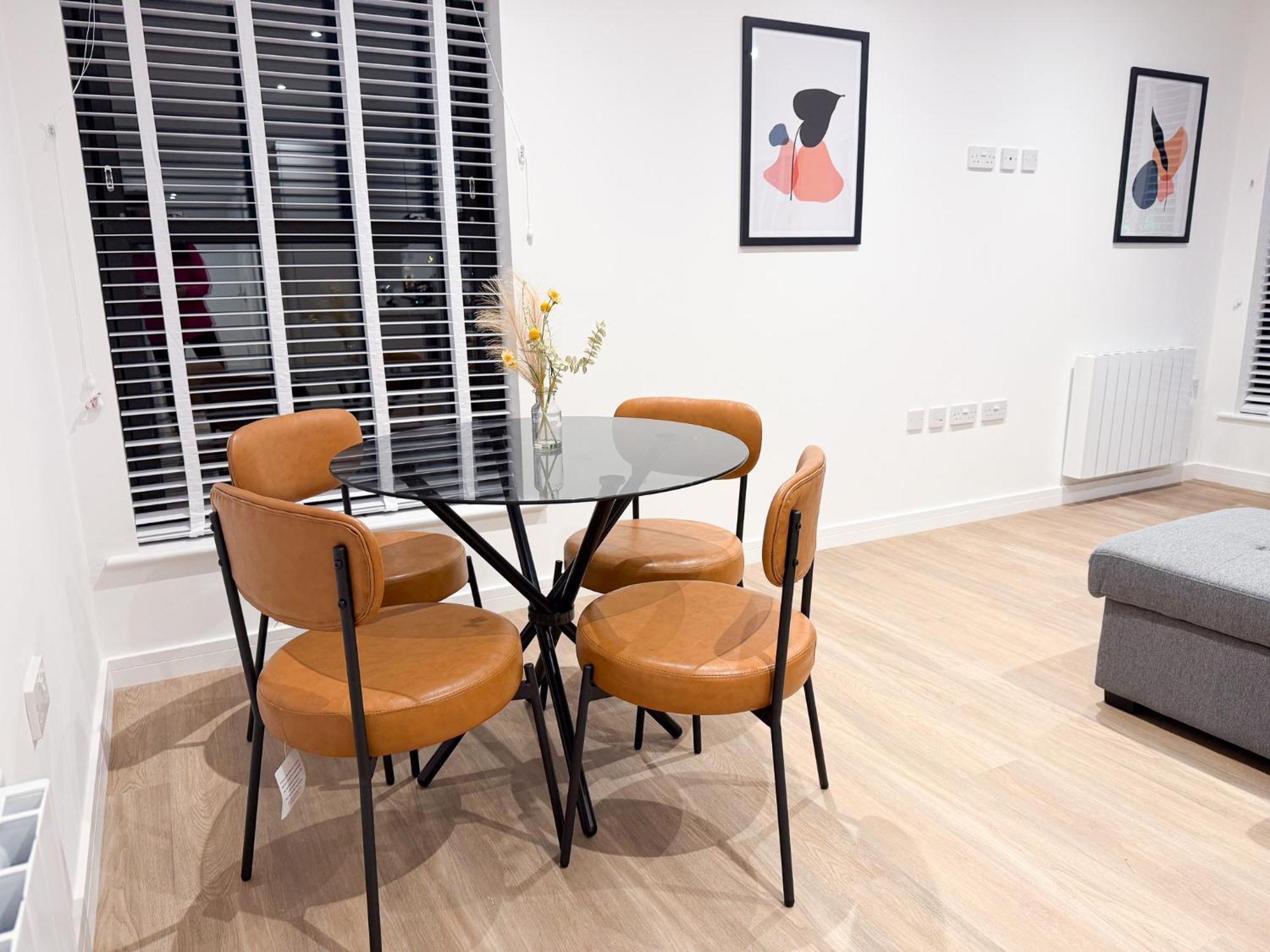 Spacious Modern 1 Bed Apartments In St Neots - Perfect For Contractors & Professionals - Free Parking - Wifi - Fully Equipped Kitchen - Smart Tv Ideal For Work Stays And Long Projects المظهر الخارجي الصورة