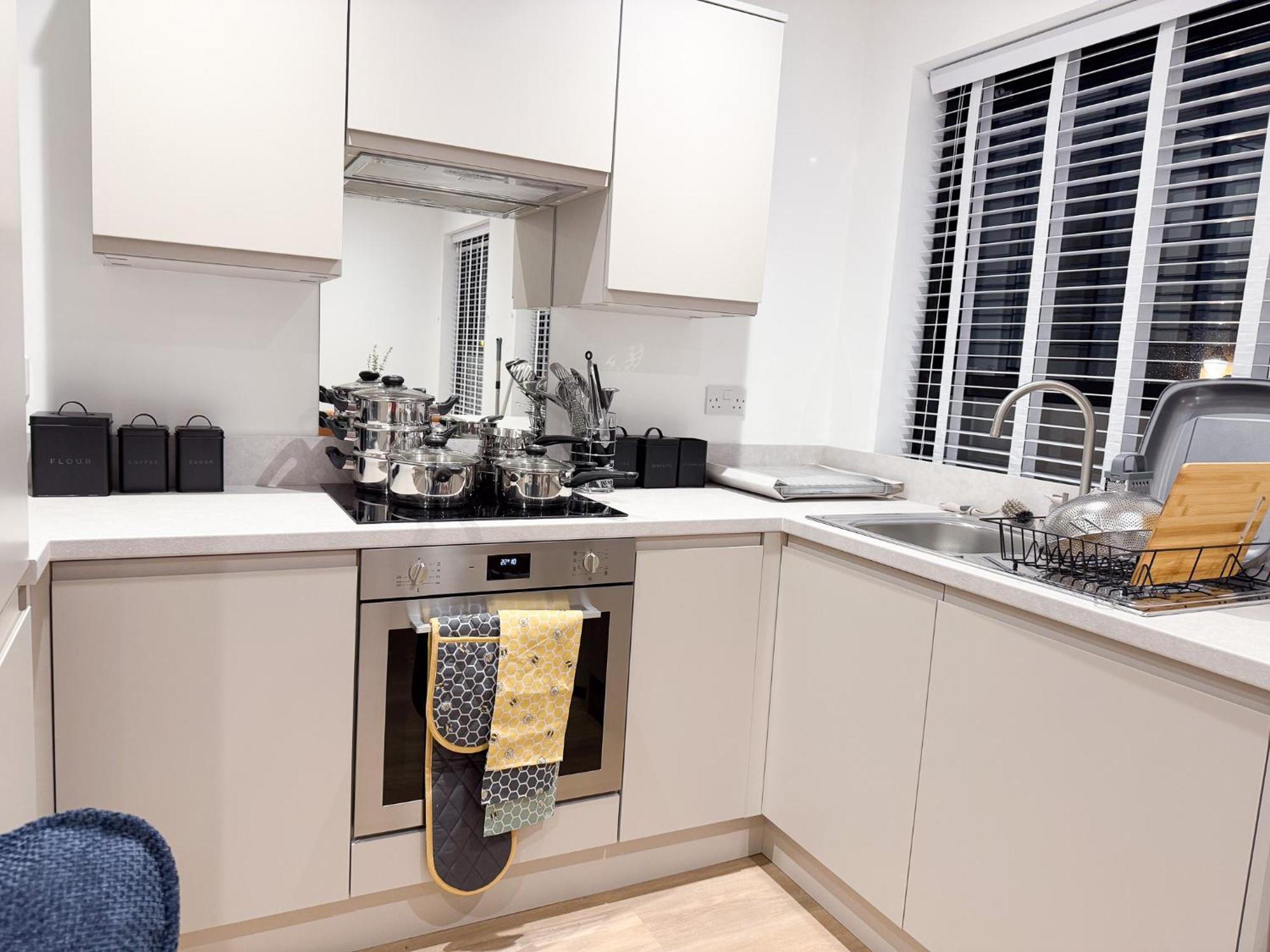 Spacious Modern 1 Bed Apartments In St Neots - Perfect For Contractors & Professionals - Free Parking - Wifi - Fully Equipped Kitchen - Smart Tv Ideal For Work Stays And Long Projects المظهر الخارجي الصورة