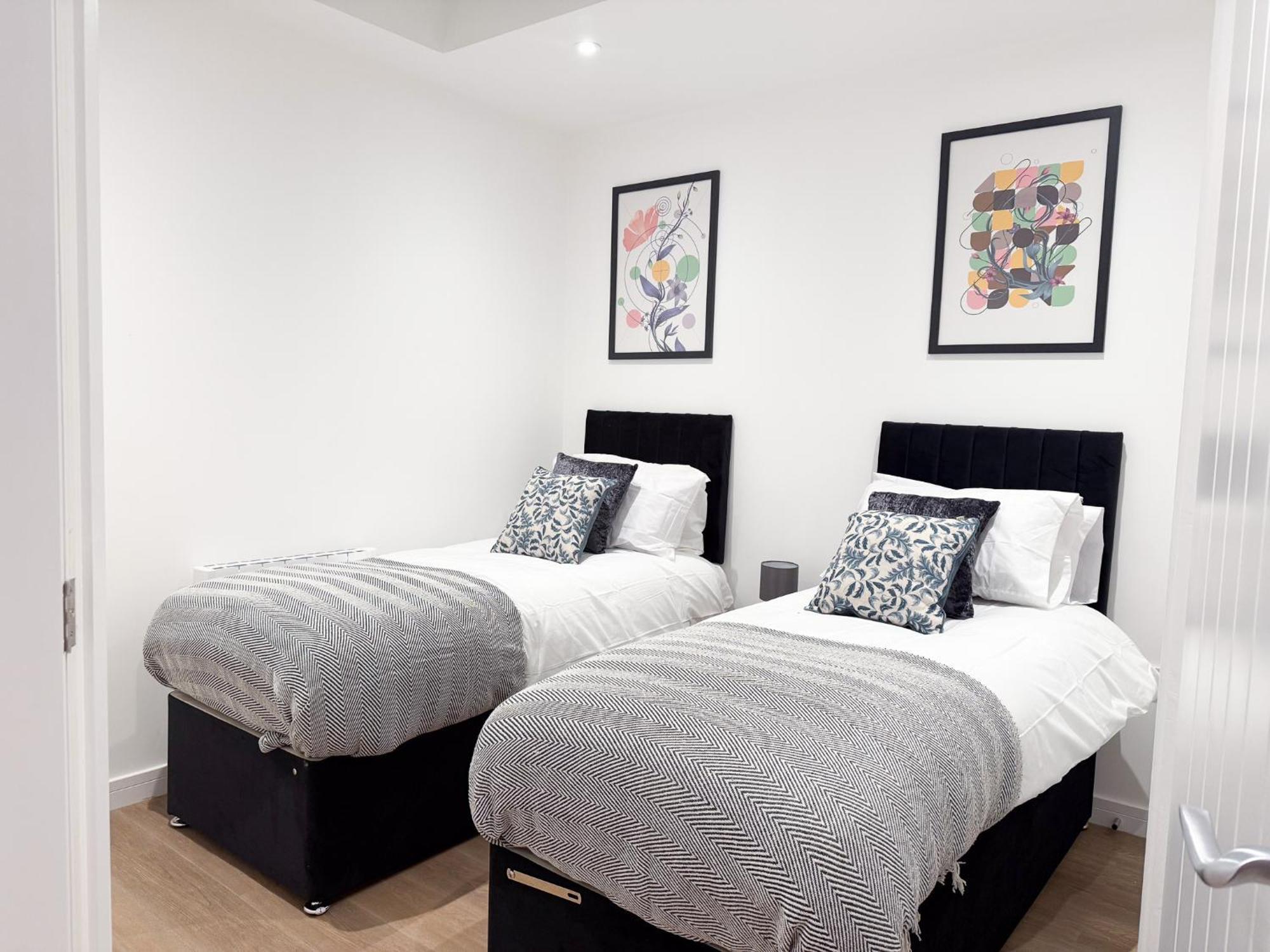 Spacious Modern 1 Bed Apartments In St Neots - Perfect For Contractors & Professionals - Free Parking - Wifi - Fully Equipped Kitchen - Smart Tv Ideal For Work Stays And Long Projects المظهر الخارجي الصورة