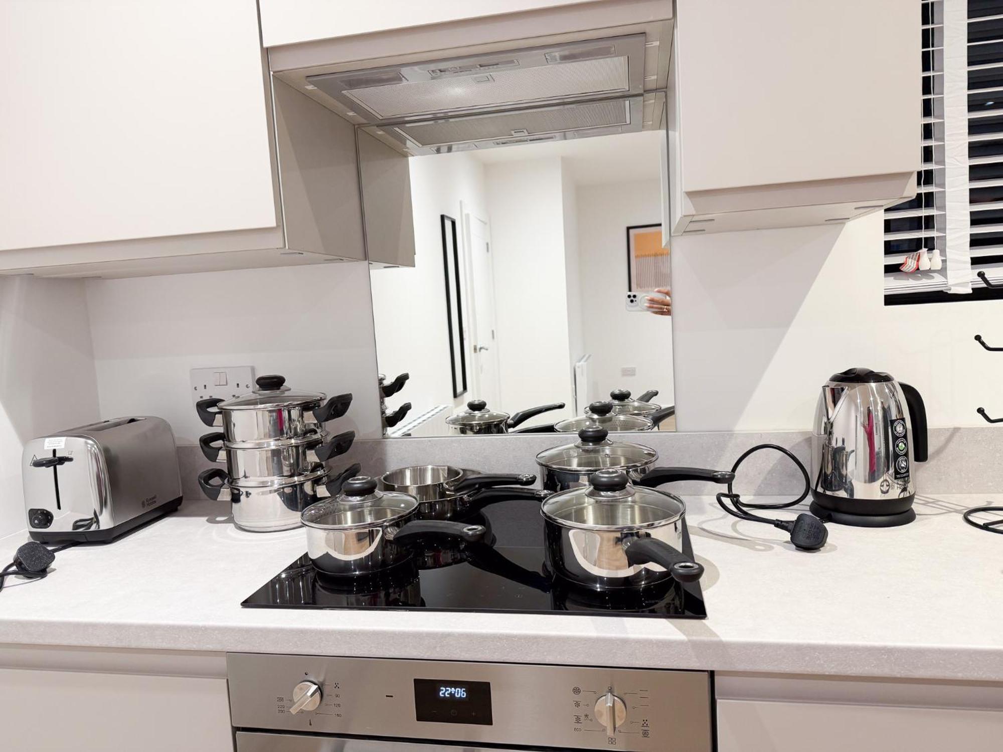 Spacious Modern 1 Bed Apartments In St Neots - Perfect For Contractors & Professionals - Free Parking - Wifi - Fully Equipped Kitchen - Smart Tv Ideal For Work Stays And Long Projects المظهر الخارجي الصورة