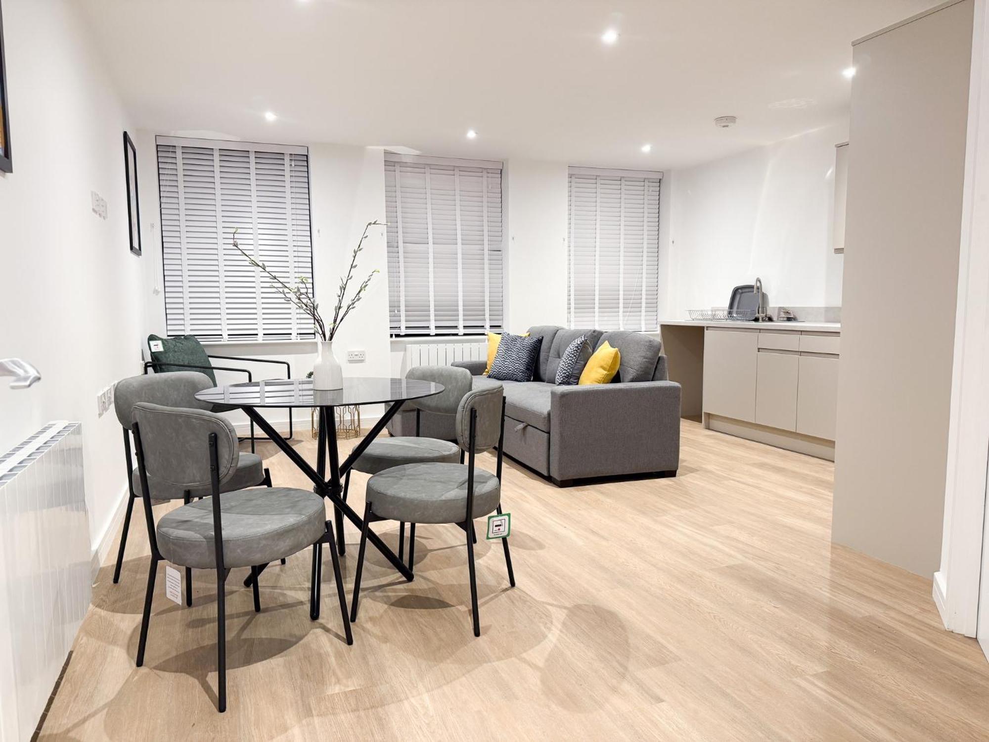 Spacious Modern 1 Bed Apartments In St Neots - Perfect For Contractors & Professionals - Free Parking - Wifi - Fully Equipped Kitchen - Smart Tv Ideal For Work Stays And Long Projects المظهر الخارجي الصورة