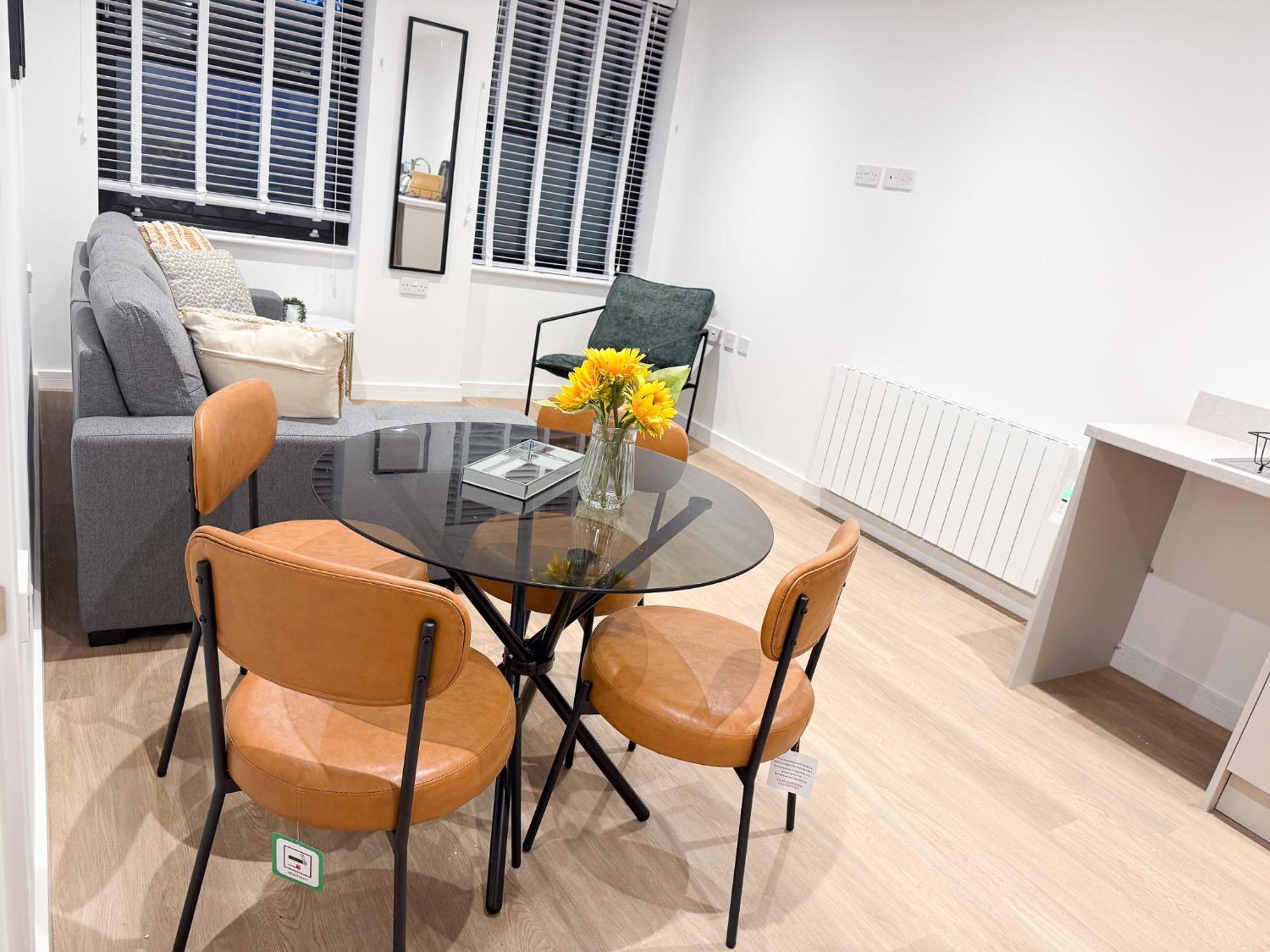 Spacious Modern 1 Bed Apartments In St Neots - Perfect For Contractors & Professionals - Free Parking - Wifi - Fully Equipped Kitchen - Smart Tv Ideal For Work Stays And Long Projects المظهر الخارجي الصورة