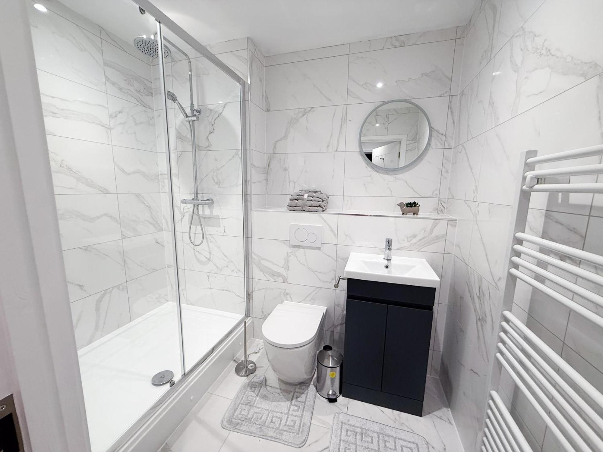 Spacious Modern 1 Bed Apartments In St Neots - Perfect For Contractors & Professionals - Free Parking - Wifi - Fully Equipped Kitchen - Smart Tv Ideal For Work Stays And Long Projects المظهر الخارجي الصورة